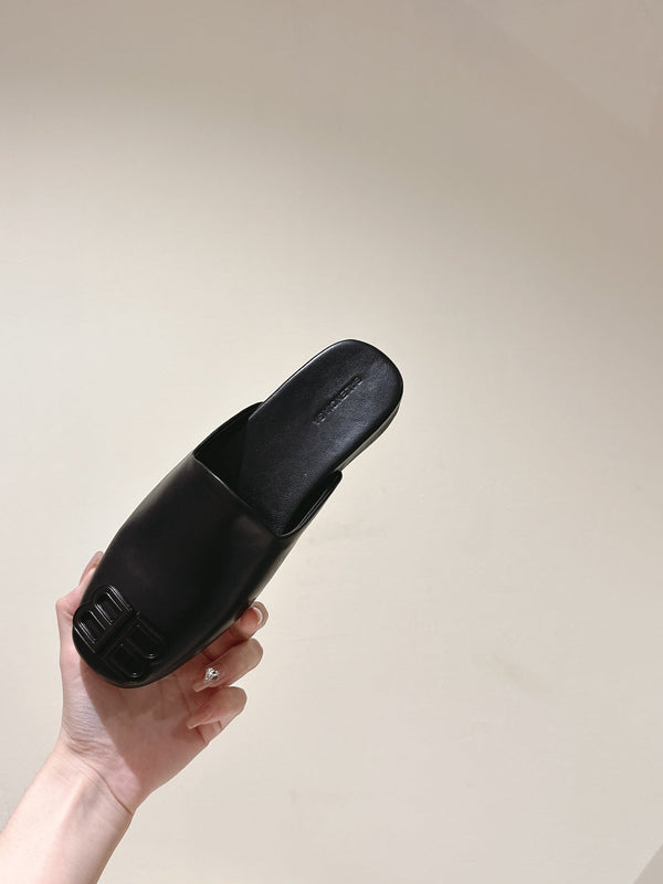 MULES PIATTI IN PELLE DI AGNELLO NERA LUCIDA CON PUNTA QUADRATA E FIBBIA NERA