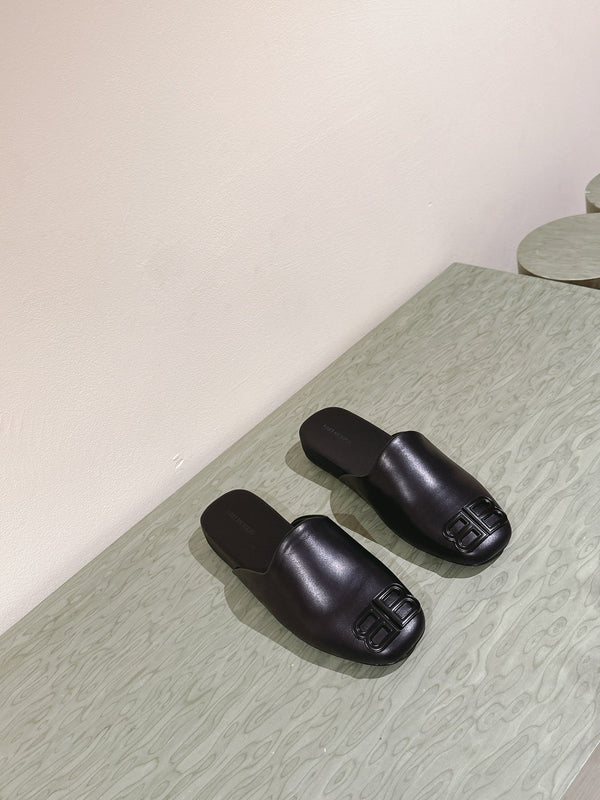 MULES PIATTI IN PELLE DI AGNELLO NERA LUCIDA CON PUNTA QUADRATA E FIBBIA NERA