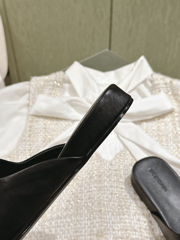 MULES PIATTI IN PELLE DI AGNELLO NERA LUCIDA CON PUNTA QUADRATA E FIBBIA NERA