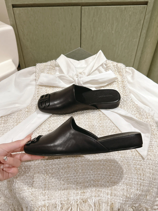 MULES PIATTI IN PELLE DI AGNELLO NERA LUCIDA CON PUNTA QUADRATA E FIBBIA NERA