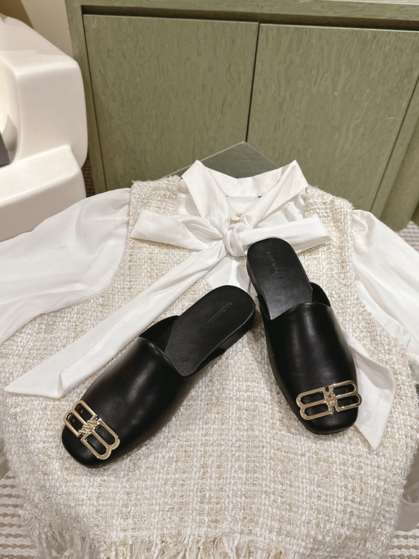 MULES PIATTI IN PELLE DI AGNELLO NERA LUCIDA CON PUNTA QUADRATA E FIBBIA ORO