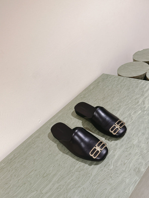 MULES PIATTI IN PELLE DI AGNELLO NERA LUCIDA CON PUNTA QUADRATA E FIBBIA ORO