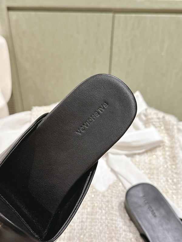 MULES PIATTI IN PELLE DI AGNELLO NERA LUCIDA CON PUNTA QUADRATA E FIBBIA ORO