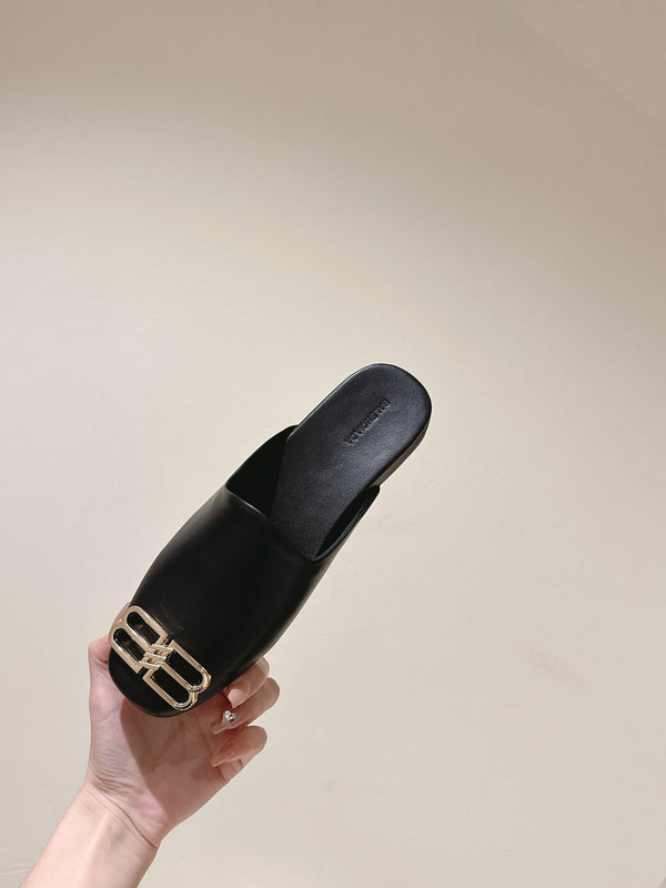 MULES PIATTI IN PELLE DI AGNELLO NERA LUCIDA CON PUNTA QUADRATA E FIBBIA ORO