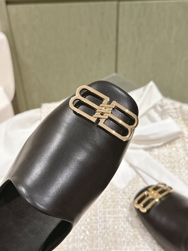 MULES PIATTI IN PELLE DI AGNELLO NERA LUCIDA CON PUNTA QUADRATA E FIBBIA ORO