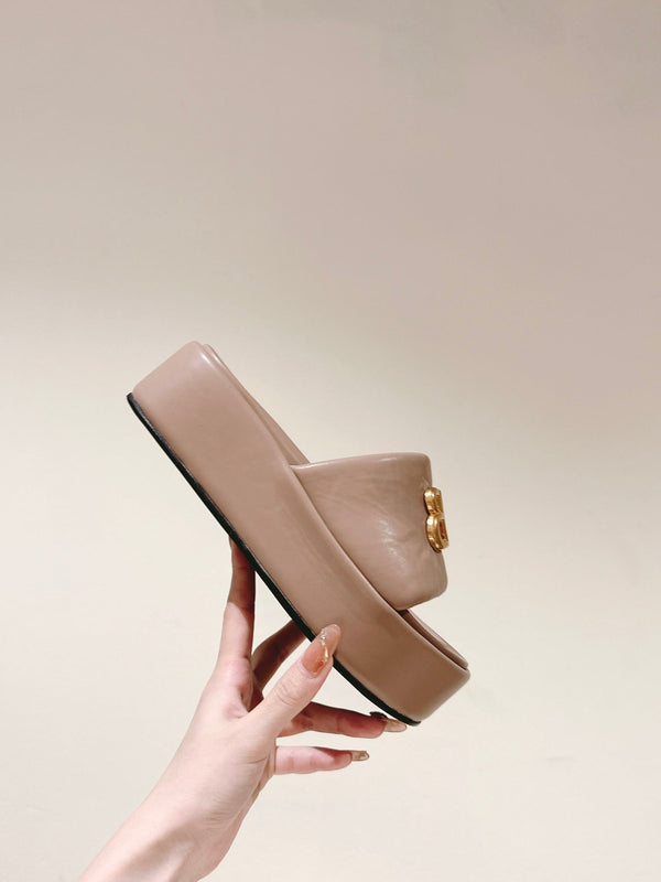 RISE SANDALS IN BEIGE SHINY LAMBSKIN GOLD BUCKLE