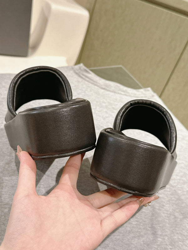 RISE SANDALS IN BLACK SHINY LAMBSKIN GOLD BUCKLE