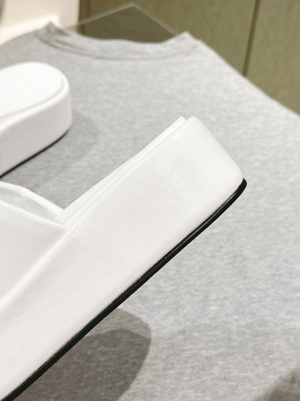 RISE SANDALS IN WHITE SHINY LAMBSKIN GOLD BUCKLE