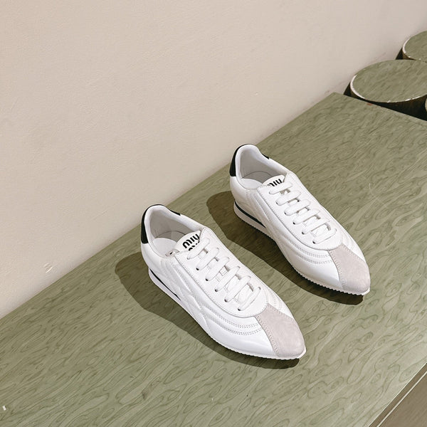 Miu Sneakers basse a punta in pelle scamosciata bianca 445541