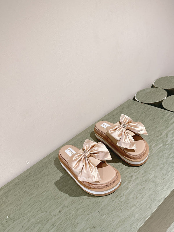 CIABATTE CC CON FIOCCO IN SETA IN PELLE DI VACCA BEIGE MANDORLA