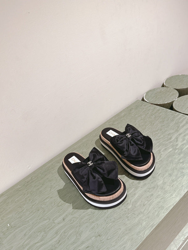 CIABATTE CC CON FIOCCO IN SETA IN PELLE DI VACCA NERA