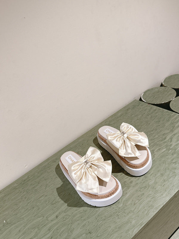 CIABATTE CC CON FIOCCO IN SETA IN PELLE DI VACCA BIANCA