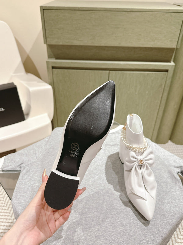 CC 24A Pearl Bow Ankle Boots 65mm White Sheepskin 447470