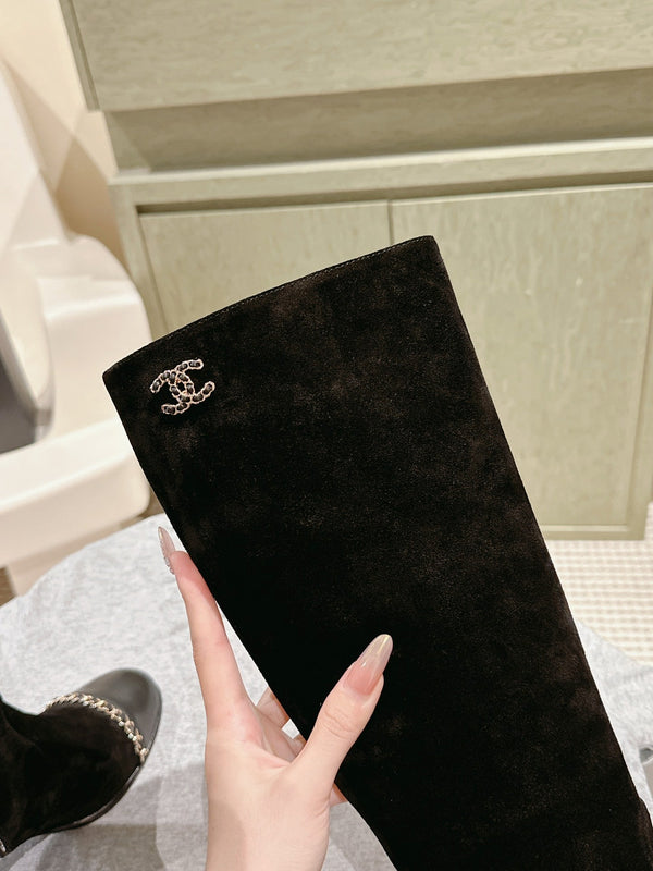 CC 24 FW Knee-High Boots with Chain 70mm Black Suede 447183