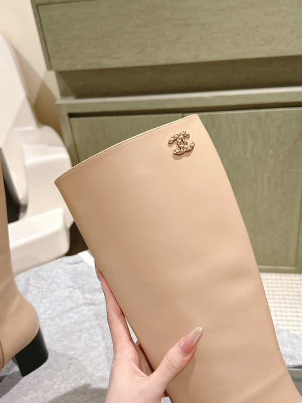 CC 24 FW Knee-High Boots with Chain 70mm Beige Black Cowhide 447185