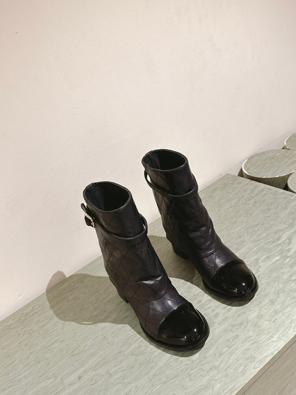 CC 24ss Stivaletti bassi ripiegabili 40mm in pelle di pecora trapuntata nera 447478