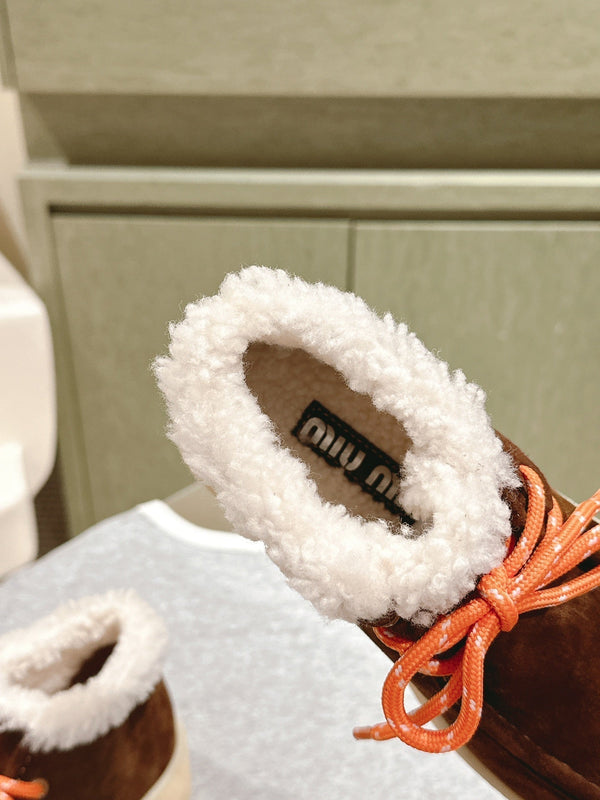 Stivaletti Miu in pelle scamosciata color caramello con fodera in pile