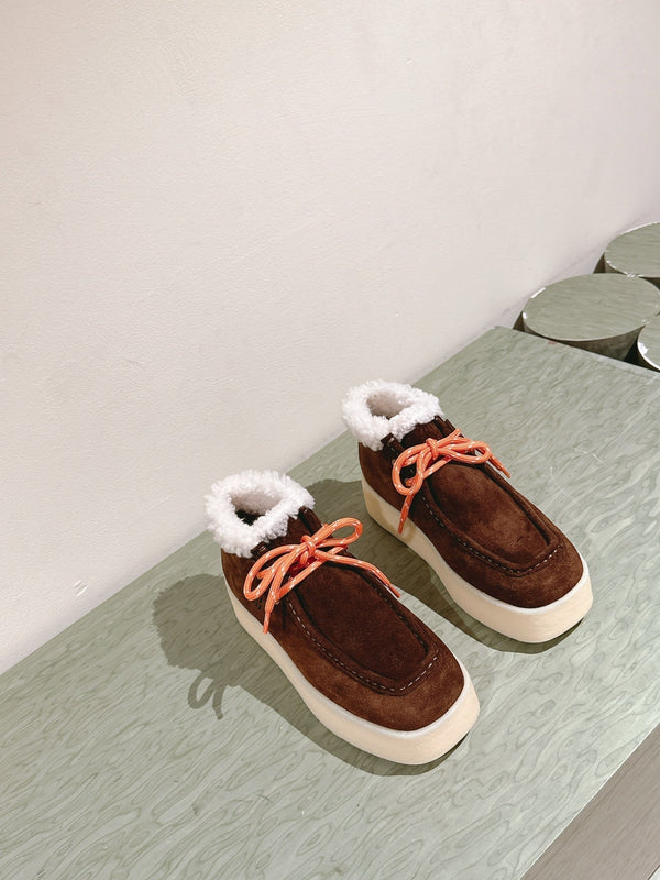 Stivaletti Miu in pelle scamosciata color caramello con fodera in pile