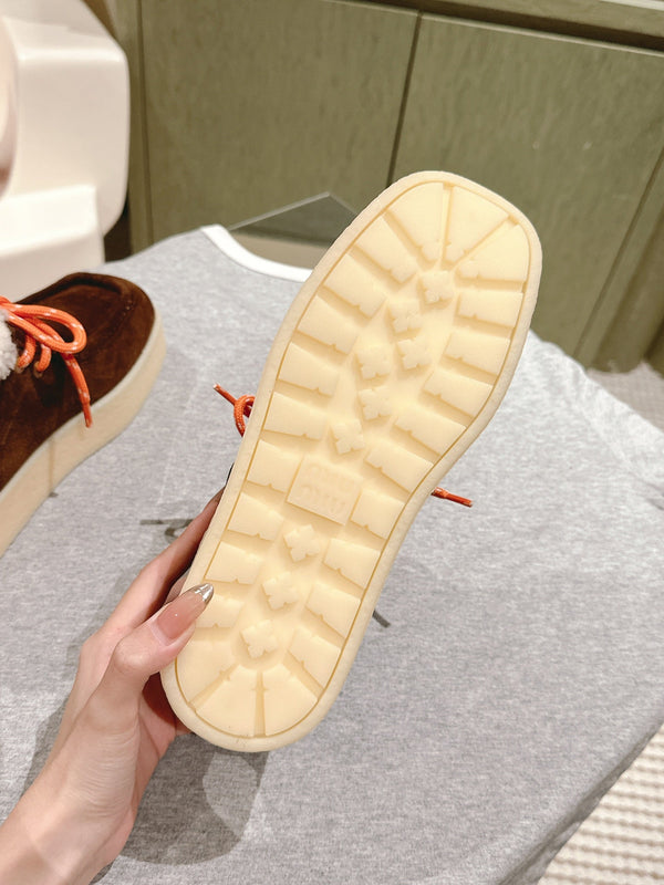 Stivaletti Miu in pelle scamosciata color caramello con fodera in pile