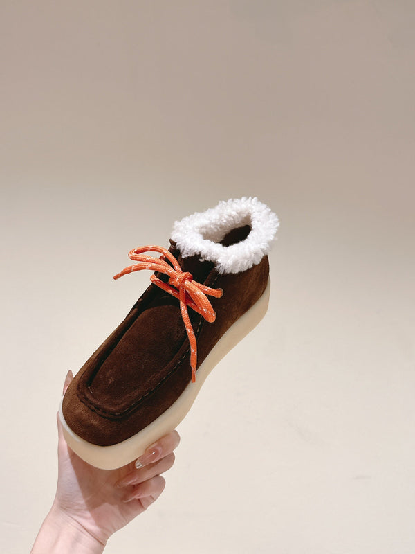 Stivaletti Miu in pelle scamosciata color caramello con fodera in pile