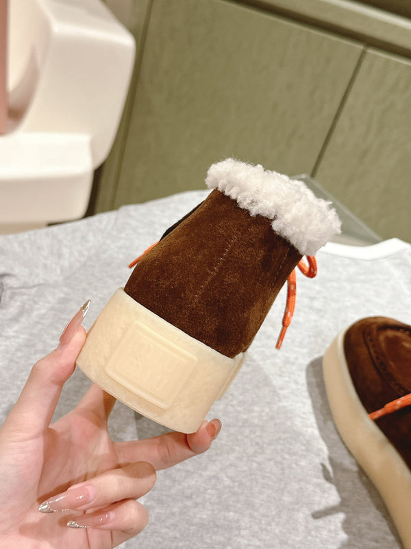 Stivaletti Miu in pelle scamosciata color caramello con fodera in pile