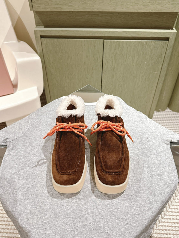 Stivaletti Miu in pelle scamosciata color caramello con fodera in pile