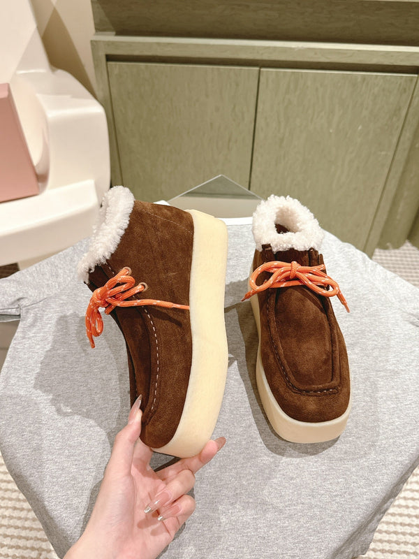 Stivaletti Miu in pelle scamosciata color caramello con fodera in pile