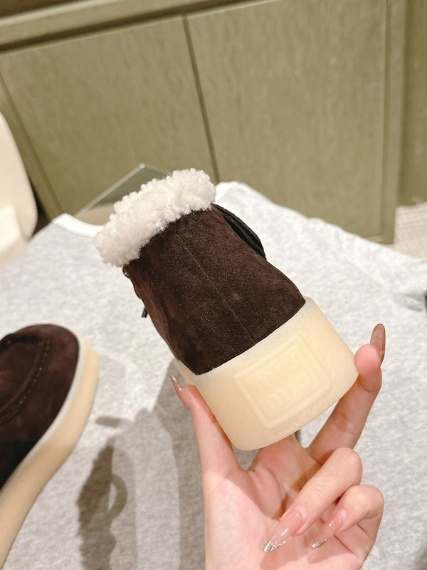 Stivaletti Miu in pelle scamosciata marrone con fodera in pile