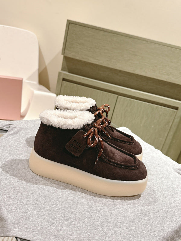 Stivaletti Miu in pelle scamosciata marrone con fodera in pile