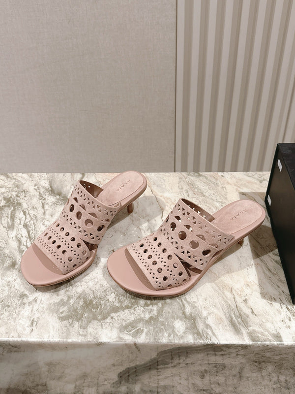 Alaia 2025 Vienne Sandali con tacco a gattino in pelle rosa 293651