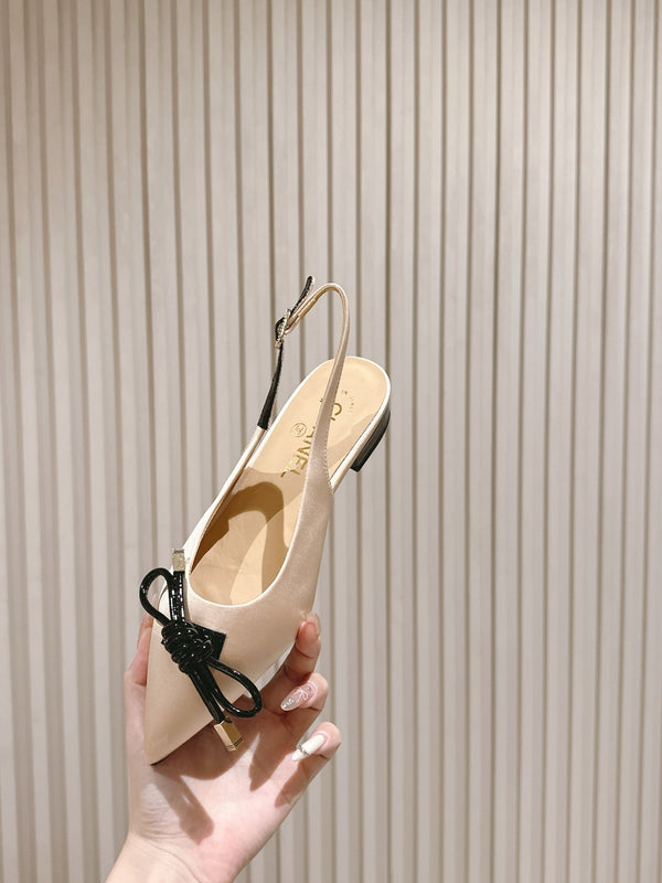 CC 25ss Bow Tie Slingbacks 20mm Beige Satin e Pelle Verniciata 447410