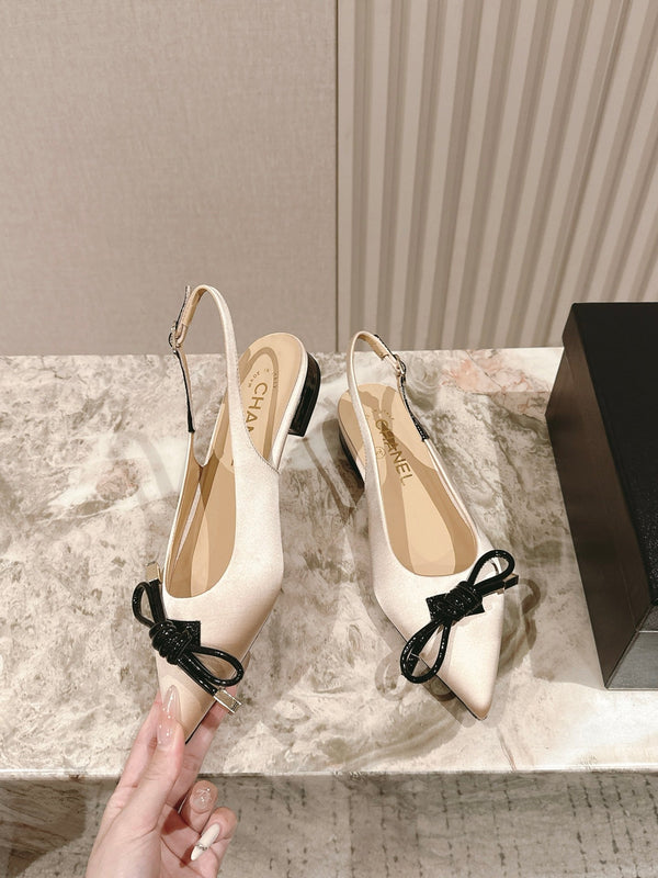 CC 25ss Bow Tie Slingbacks 20mm Beige Satin e Pelle Verniciata 447410