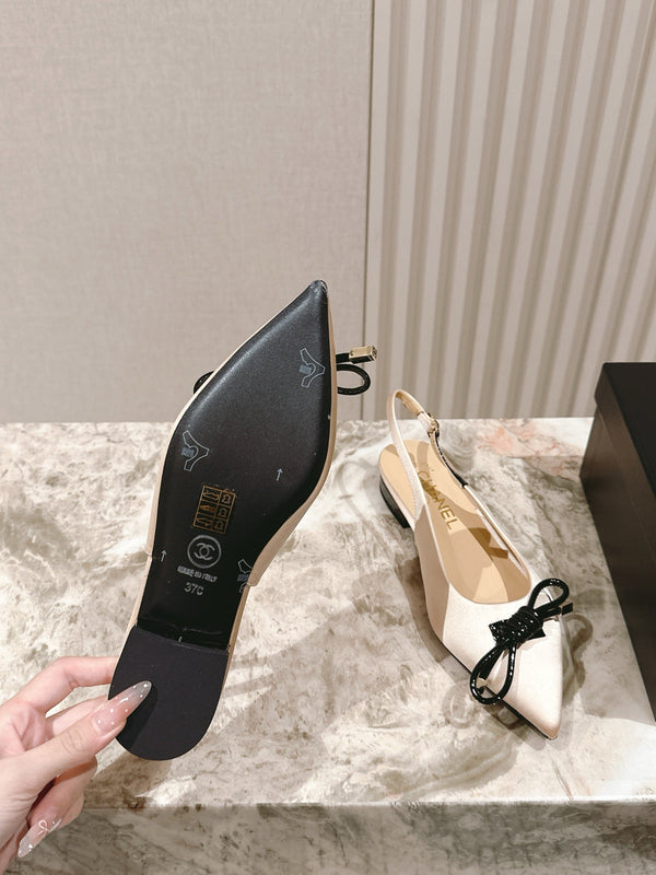 CC 25ss Bow Tie Slingbacks 20mm Beige Satin e Pelle Verniciata 447410