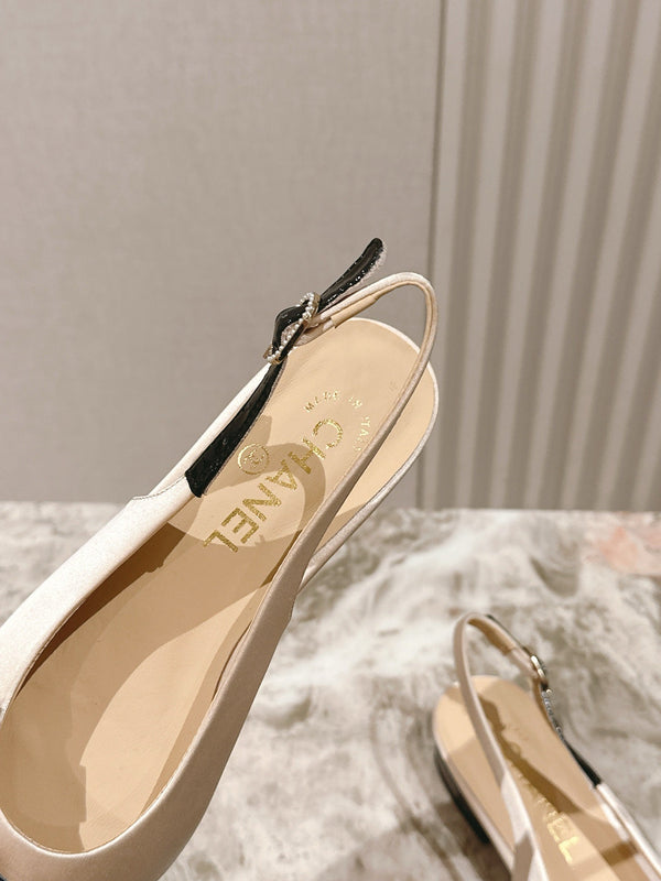 CC 25ss Bow Tie Slingbacks 20mm Beige Satin e Pelle Verniciata 447410