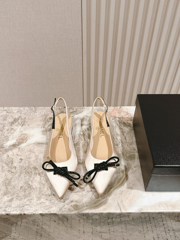 CC 25ss Bow Tie Slingbacks 20mm Beige Satin e Pelle Verniciata 447410