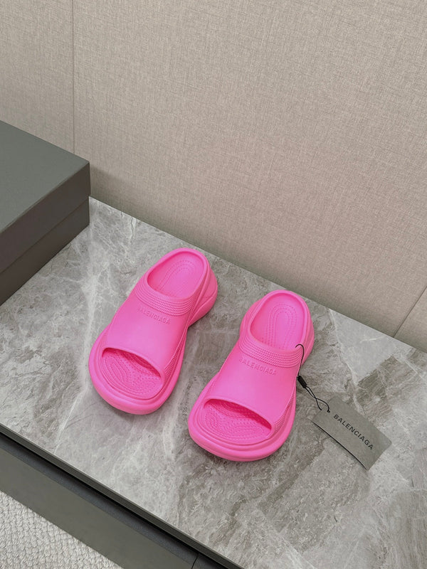 POOL CROCS SLIDE SANDAL IN BRIGHT PINK RUBBER