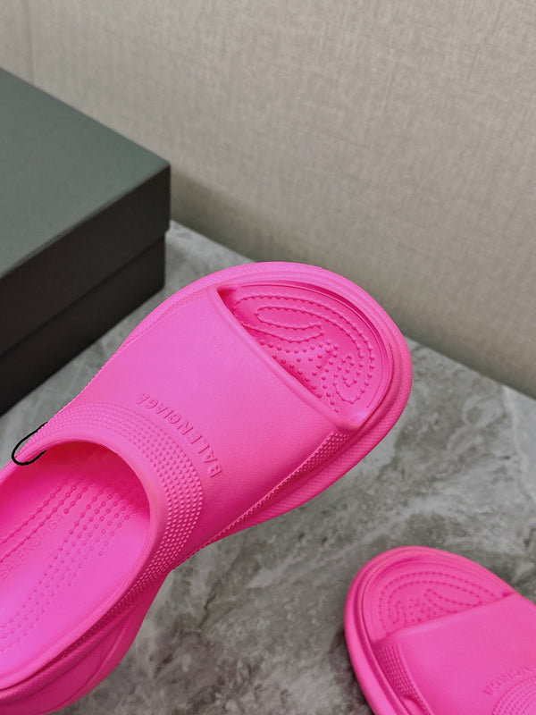 POOL CROCS SLIDE SANDAL IN BRIGHT PINK RUBBER