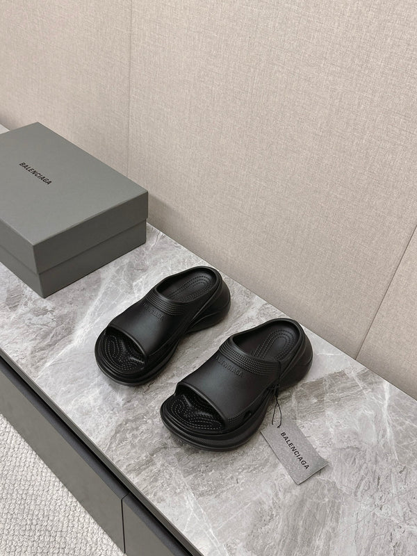 POOL CROCS SLIDE SANDAL IN BLACK RUBBER