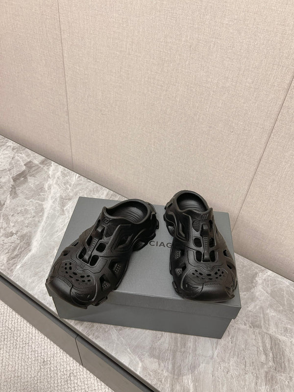 CUT-OUT MULES IN BLACK RUBBER