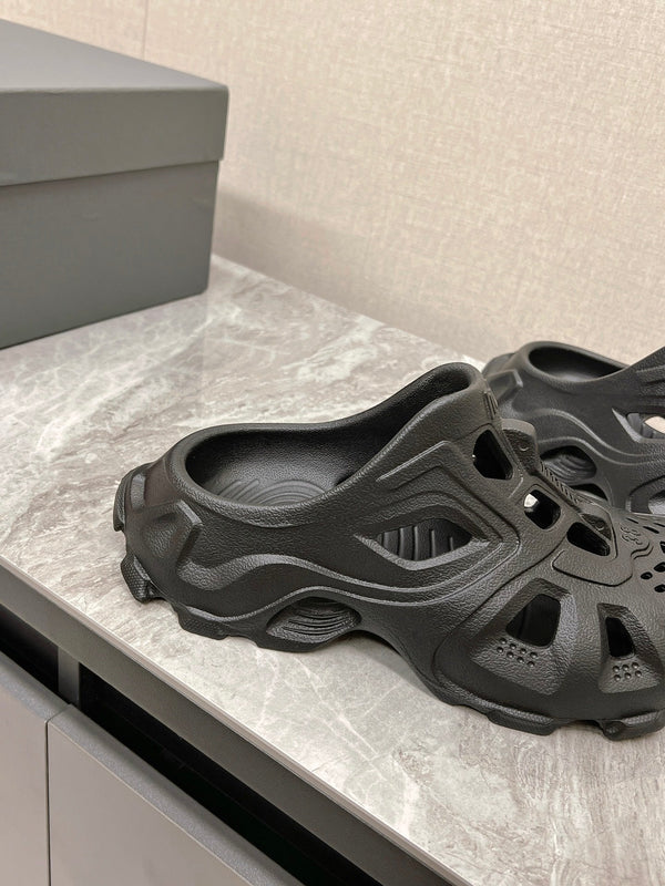 CUT-OUT MULES IN BLACK RUBBER