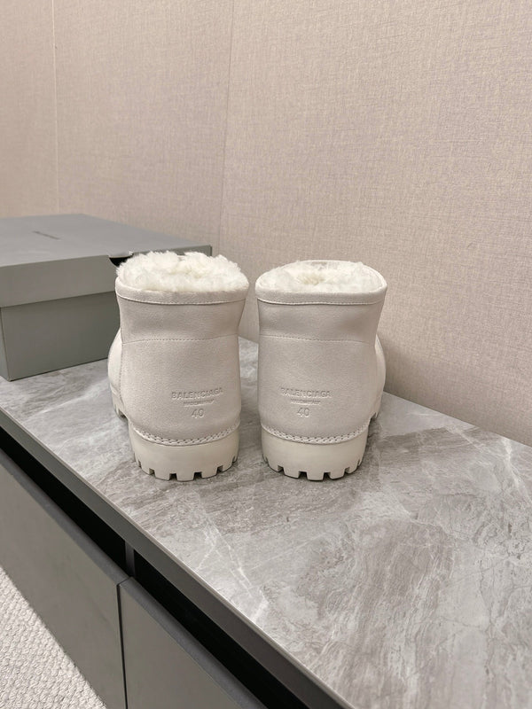 ALASKA BOOTIE IN WHITE SUEDE AND WOOL LINING