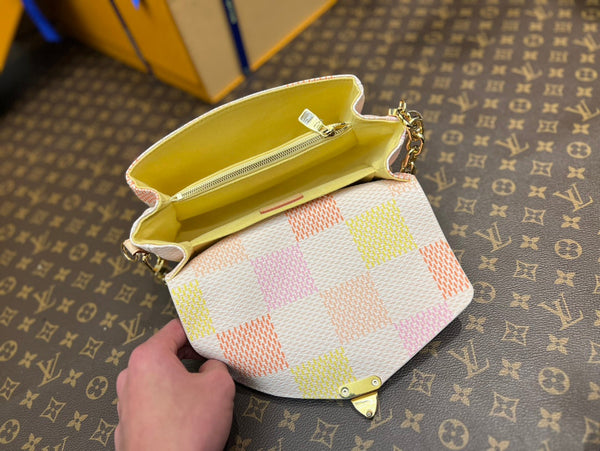 pochette metis east west 21.5 peach damier coasted canvas