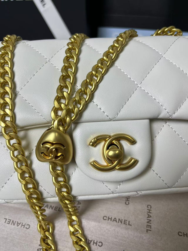 25C Mini Flap 19cm White Lambskin Gold Heart Hardware