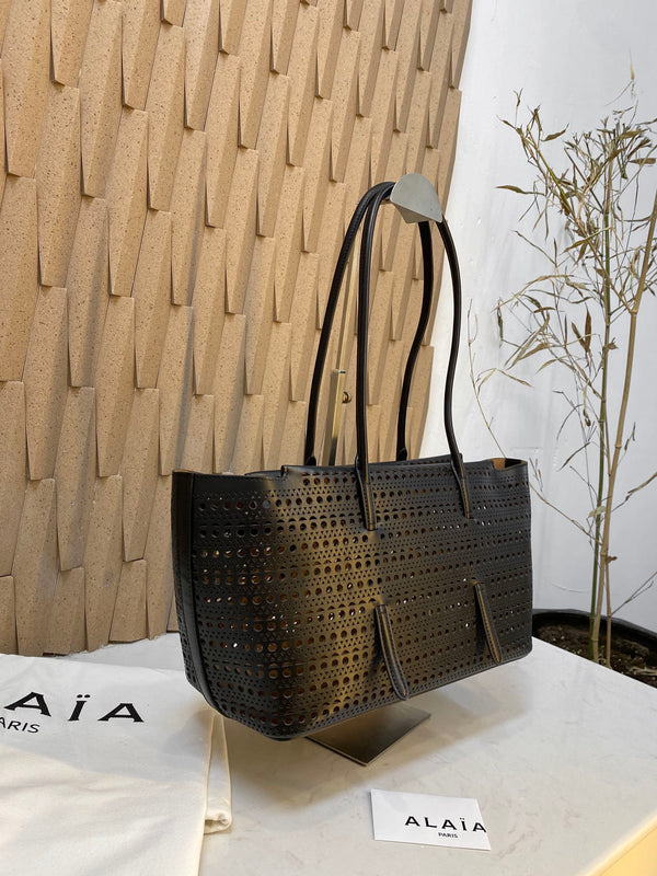 NEO MINA 32 BAG IN BLACK VIENNE CALFSKIN