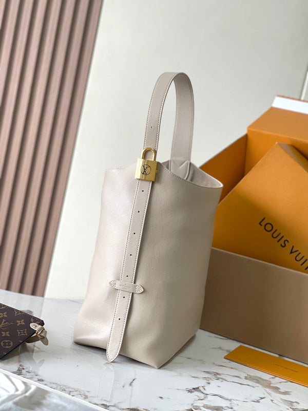 BORSA HOBO LOW KEY MM 35 IN PELLE DI VITELLO LISCIA BEIGE AVORIO