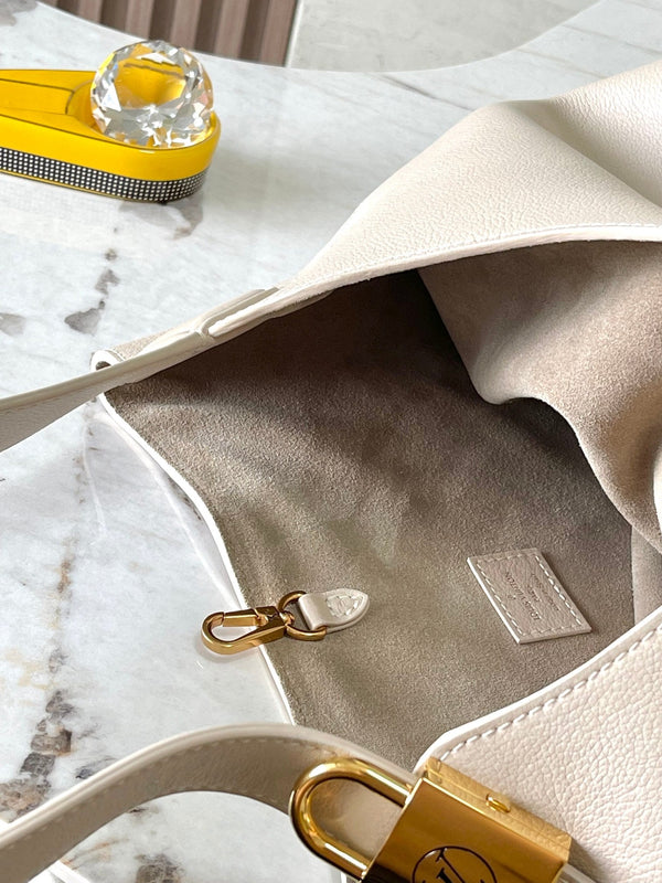 BORSA HOBO LOW KEY MM 35 IN PELLE DI VITELLO LISCIA BEIGE AVORIO