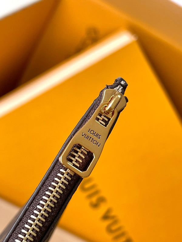 BORSA HOBO LOW KEY MM 35 IN PELLE DI VITELLO LISCIA BEIGE AVORIO