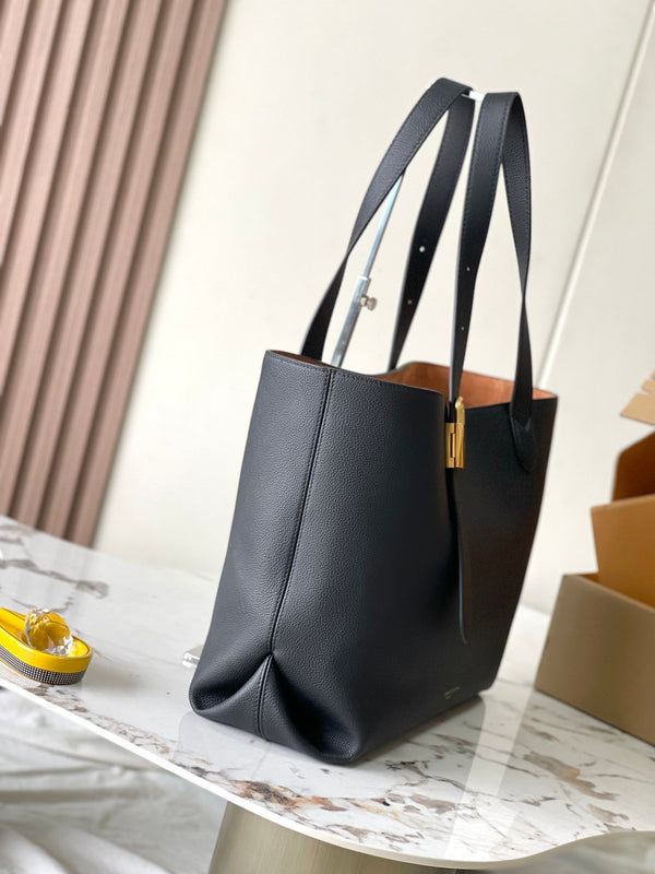 LOW KEY CABAS 47 IN PELLE DI VITELLO MARTELLATA NERA CON FIBBIA ORO