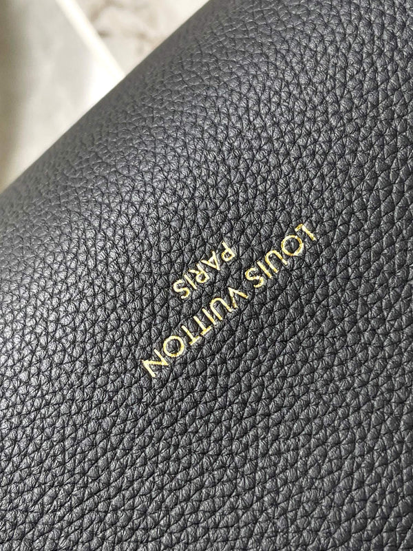 LOW KEY CABAS 47 IN PELLE DI VITELLO MARTELLATA NERA CON FIBBIA ORO