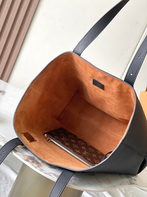 LOW KEY CABAS 47 IN PELLE DI VITELLO MARTELLATA NERA CON FIBBIA ORO